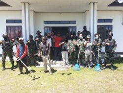 Prajurit TNI Bersama Warga Bersihkan Kantor Distrik Walesi