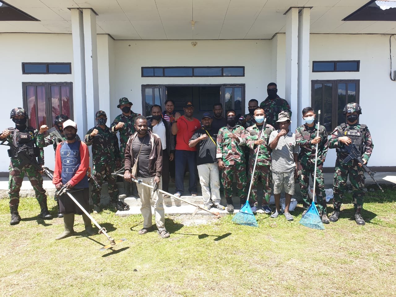 Prajurit TNI Bersama Warga Bersihkan Kantor Distrik Walesi