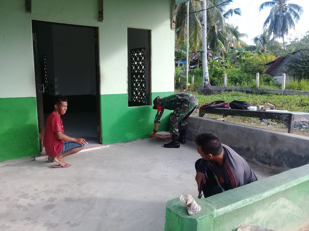 Anggota Koramil 04/Jawai Benahi dan Rawat Pangkalan agar Indah dan Rapi