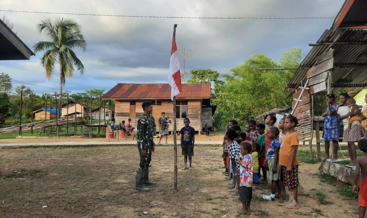 Anak Papua Pedalaman Bergembira Bersama Satgas Yonif 143/TWEJ dan Merah Putih