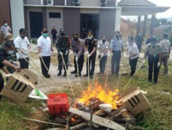 Satgas Pamtas Yonif 642/Kapuas dan Karantina Pertanian Musnahkan Barang Ilegal Malaysia