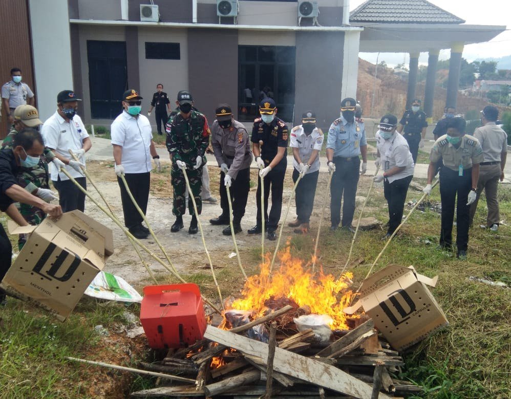 Satgas Pamtas Yonif 642/Kapuas dan Karantina Pertanian Musnahkan Barang Ilegal Malaysia