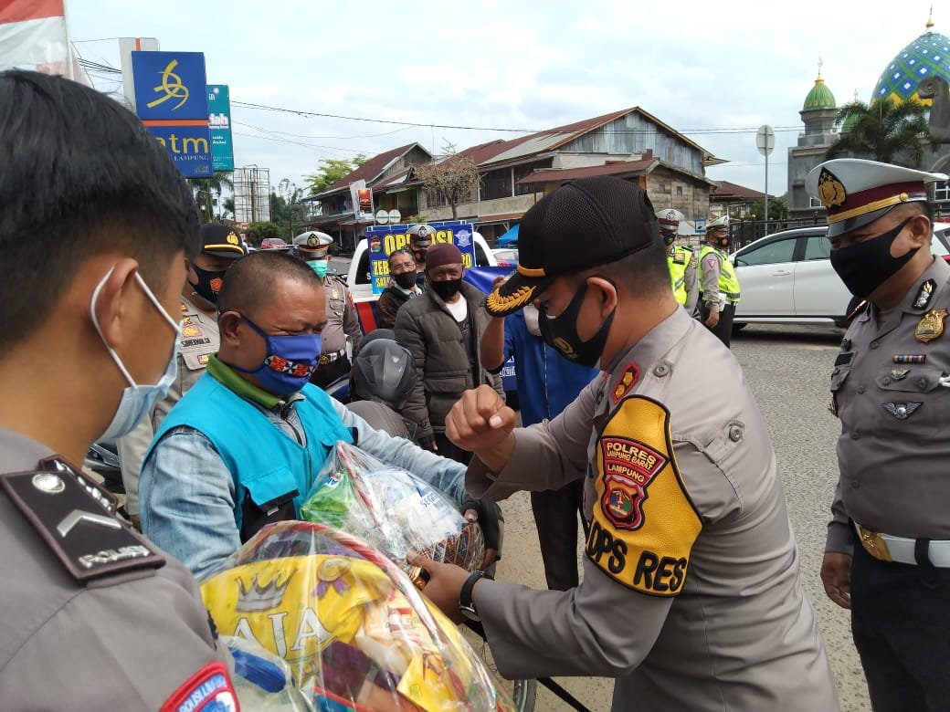 Ops Zebra Krakatau 2020: Polres Lambar Bagikan Sembako