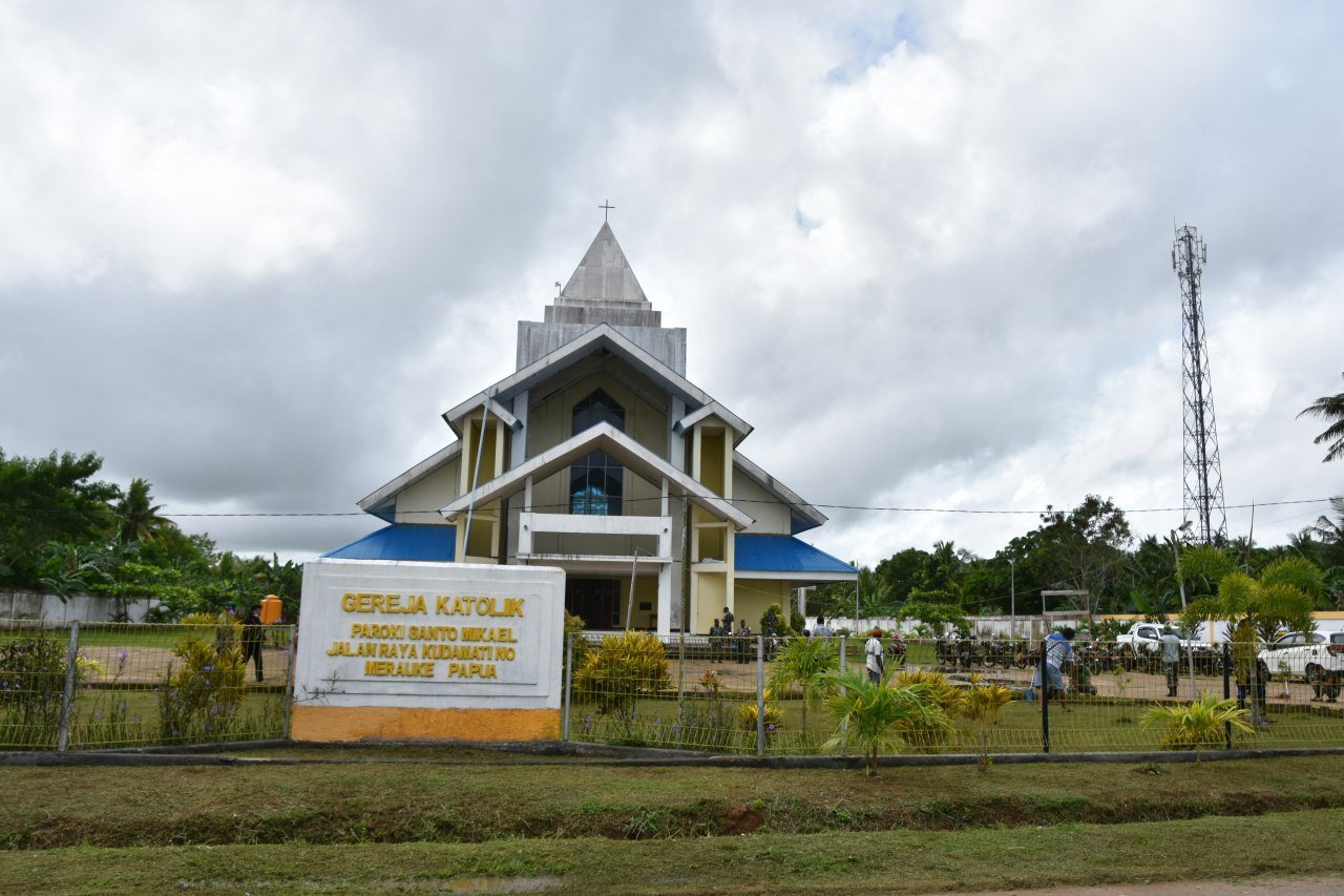Korem 174 Kodim 1707 dan Masyarakat Gelar Jumat Bersih di Tempat Publik dan Bersejarah Merauke