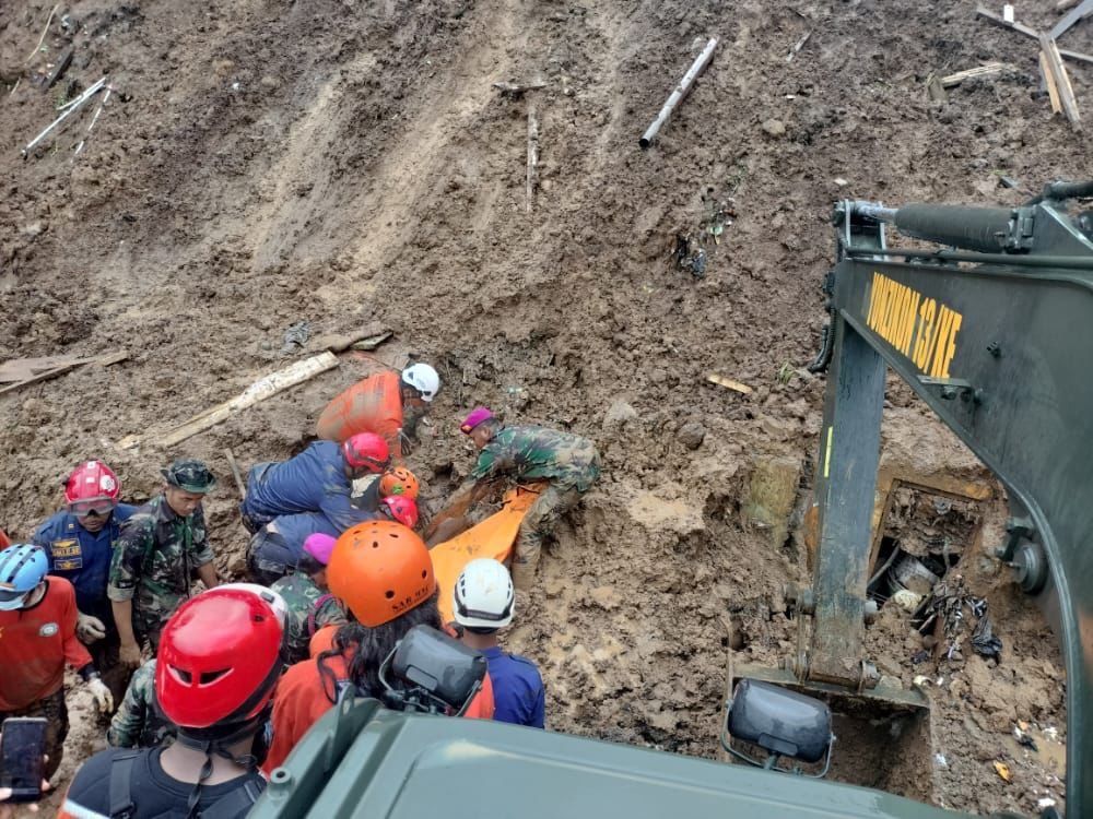 Tim Menzikon CRK Pusziad Temukan Dua Korban Gempa Cianjur