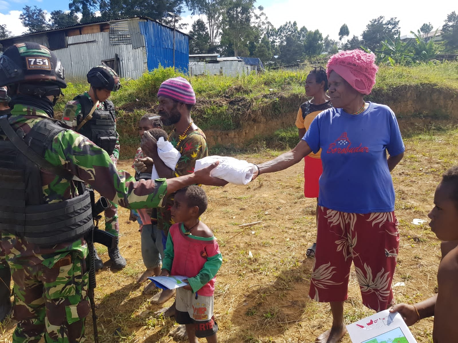 Satgas Yonif RK 751/VJS Cek Kesehatan dan Bagikan Alat Sekerta Baju Layak Pakai ke Warga