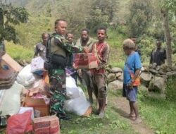 Satgas Kodim Yalimo Yonif RK 751/VJS Rayakan Isra Mi’raj 1443 H dengan Bagi Sembako, Pakaian dan Alat Sekolah