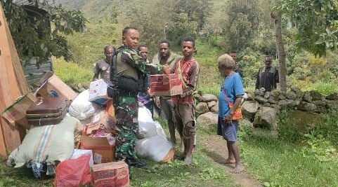 Satgas Kodim Yalimo Yonif RK 751/VJS Rayakan Isra Mi’raj 1443 H dengan Bagi Sembako, Pakaian dan Alat Sekolah