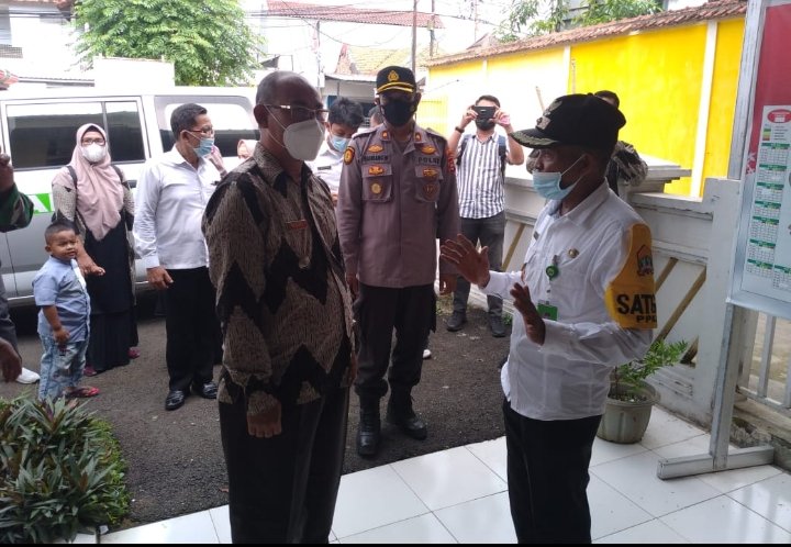 PPKM Mikro, Kapolsek Serang Dampingi Kelurahan Terima Kunjungan Kerja Pemda Bangka Belitung