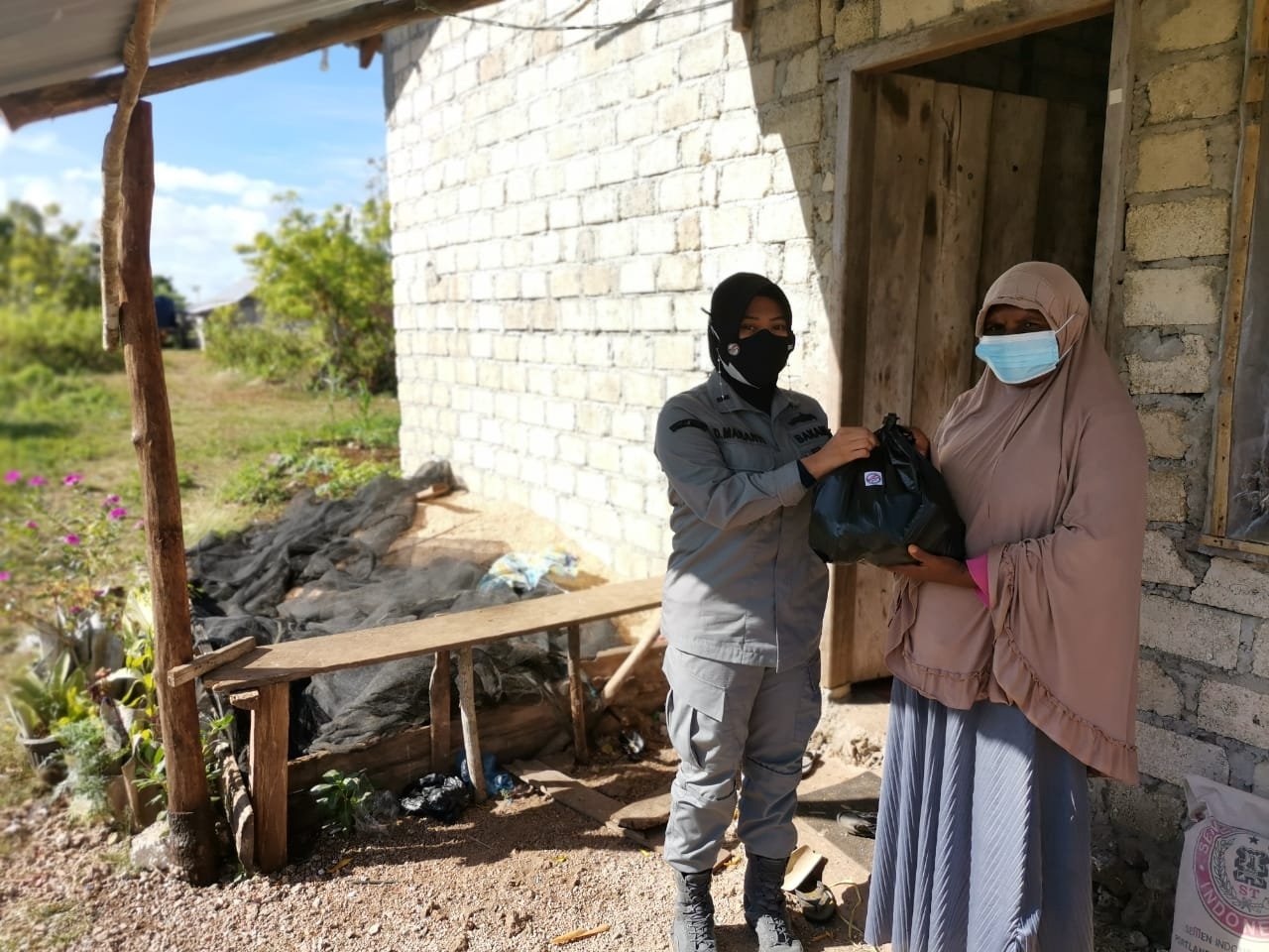 Bakamla RI Kembali Bagikan Sembako untuk Nelayan