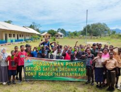 Satgas Yonif Raider 142/KJ Bagikan dan Tanam Pinang Bathara di SMP Yakpesmi