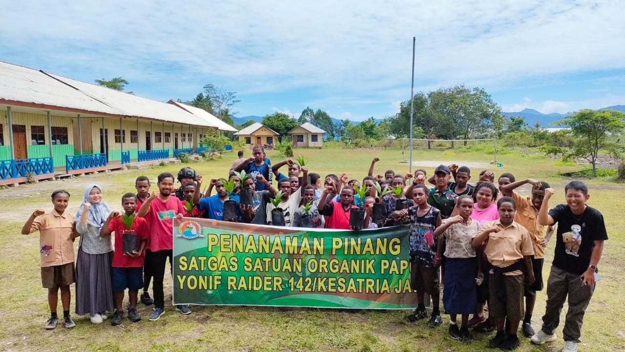 Satgas Yonif Raider 142/KJ Bagikan dan Tanam Pinang Bathara di SMP Yakpesmi