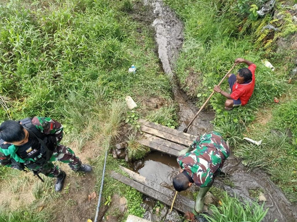 Karya Bakti TNI di Distrik Minage, Kabupaten Tolikara