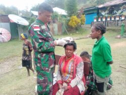 Satgas Pamtas Yonif Raider 142/KJ Pos Mamberamo Tengah Bantu Mama Cedera