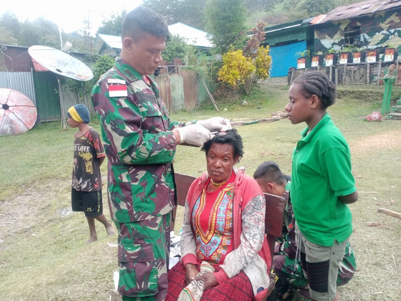 Satgas Pamtas Yonif Raider 142/KJ Pos Mamberamo Tengah Bantu Mama Cedera