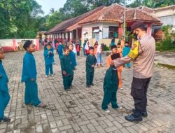 Bhabinkamtibmas Polsek Pandeglang Sambang Sekolah Terapkan Polisi Sahabat Anak