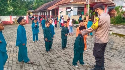 Bhabinkamtibmas Polsek Pandeglang Sambang Sekolah Terapkan Polisi Sahabat Anak