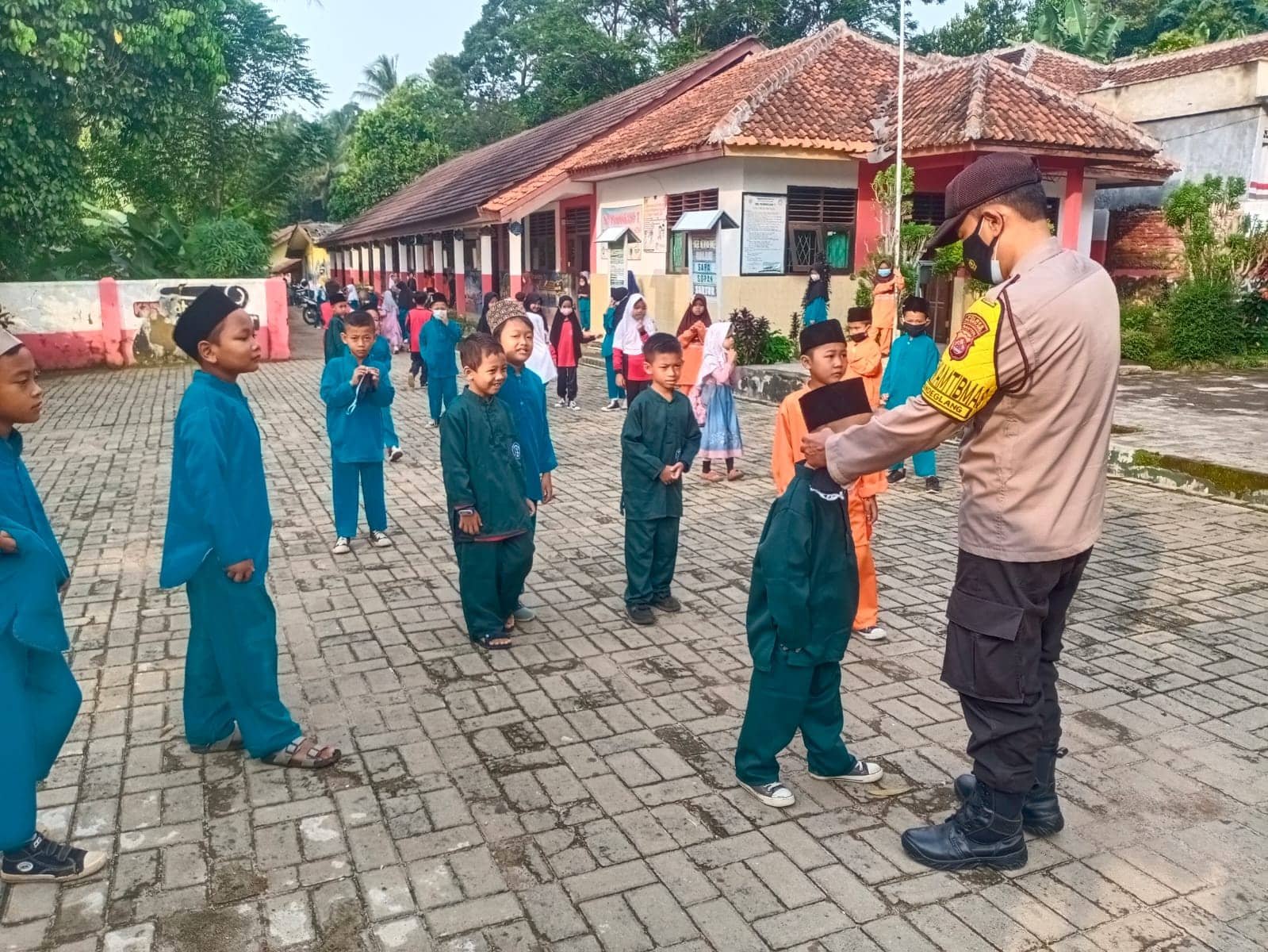 Bhabinkamtibmas Polsek Pandeglang Sambang Sekolah Terapkan Polisi Sahabat Anak