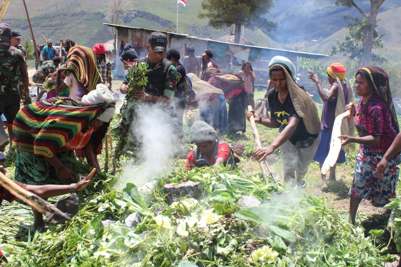 Perayaan HUT Kodam Jaya ke-73 dan Natal di Lanny Jaya, Satgas Yonif 203/AK Gelar Bakar Batu