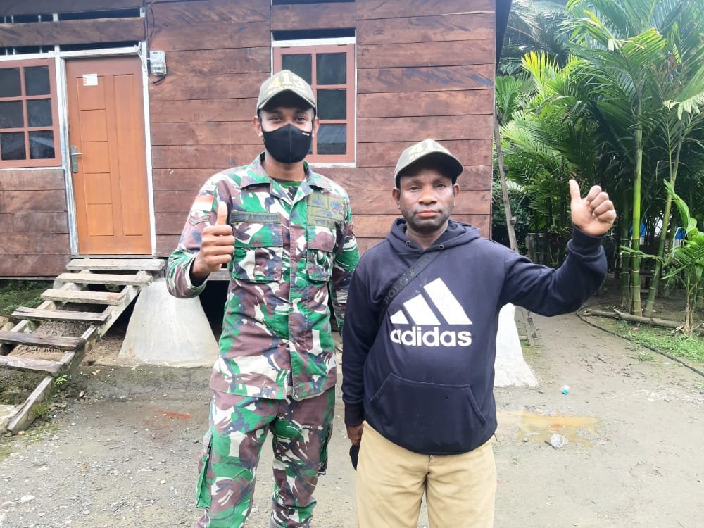 Yonif 413 Kostrad Pererat Silaturahmi dengan Topi untuk Tokoh Papua