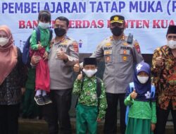 Kapolres Pandeglang Dampingi Kapolda Banten Salurkan Bansos ke Siswa MTS