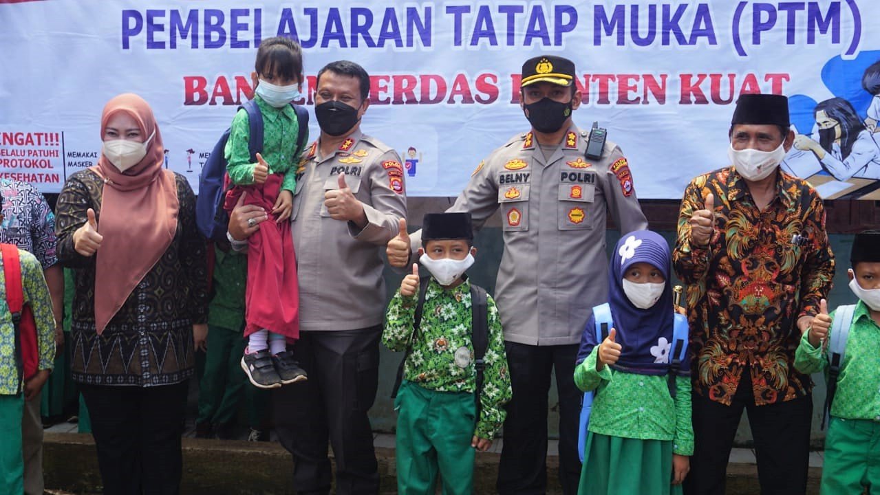Kapolres Pandeglang Dampingi Kapolda Banten Salurkan Bansos ke Siswa MTS