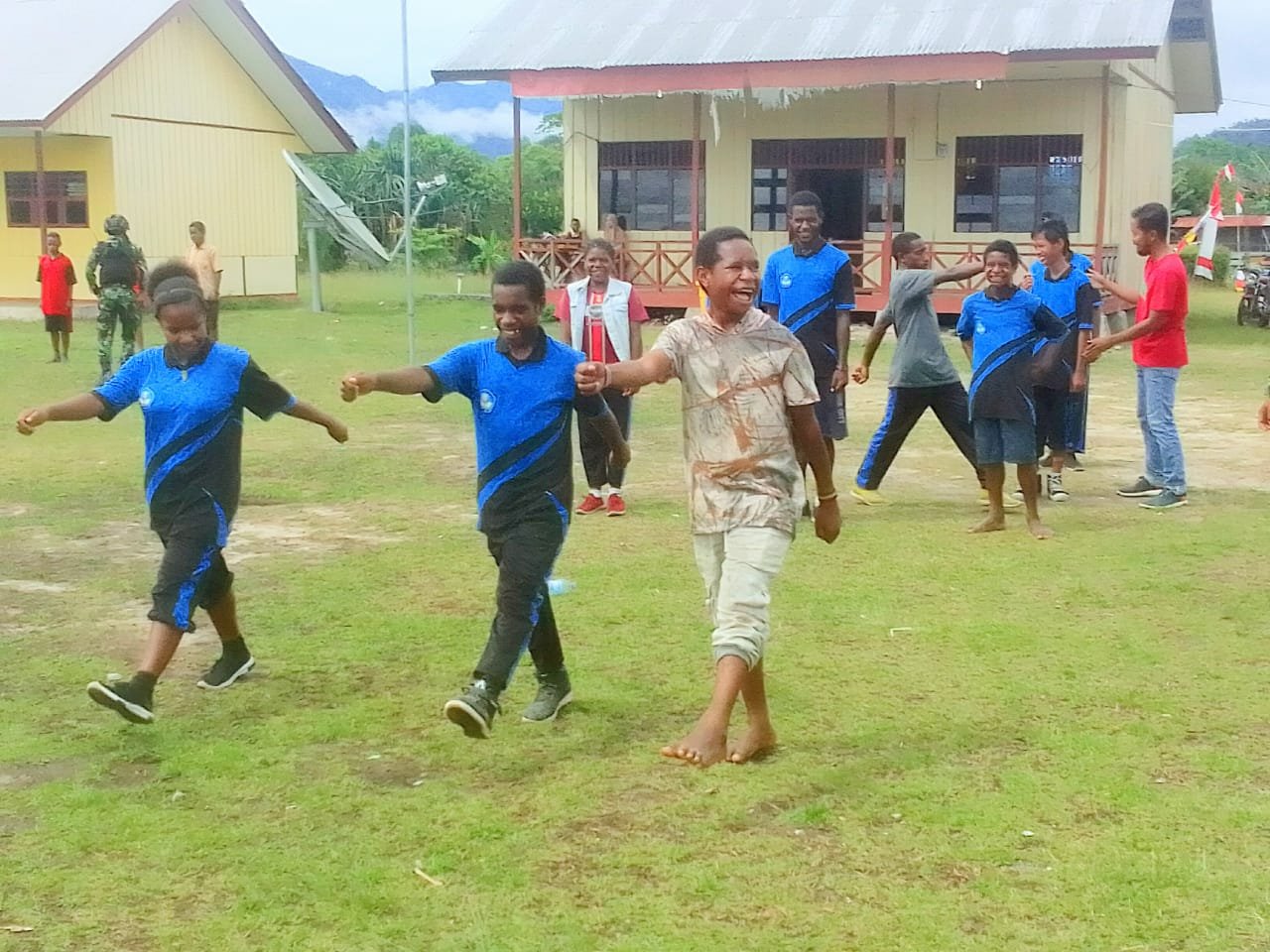 Keceriaan Siswa Yakpesmi Saat Satgas Yonif Raider 142/KJ Latih Mereka