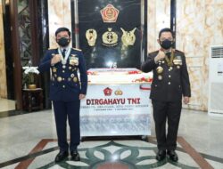 Panglima TNI Dapat Kejutan dari Kapolri di HUT ke-76