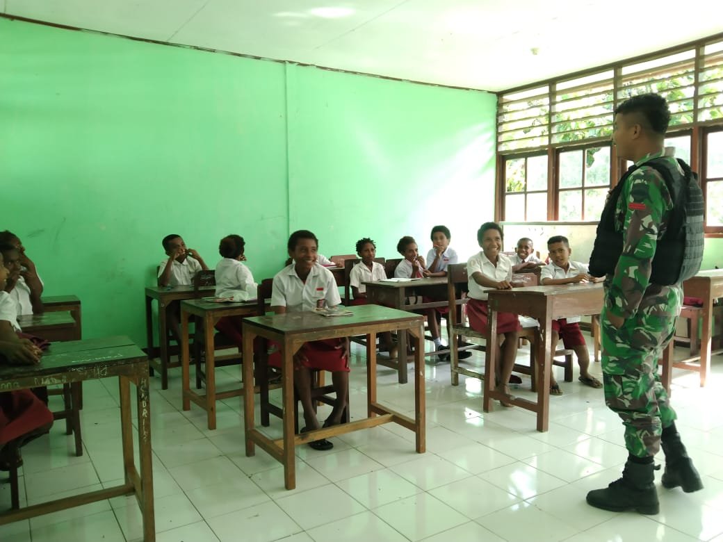 Keceriaan Tercipta Saat Satgas Yonif 126/KC Jadi Gadik di Perbatasan Papua