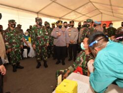 Panglima TNI dan Kapolri Tinjau Vaksinasi Prajurit di Polda Kepri