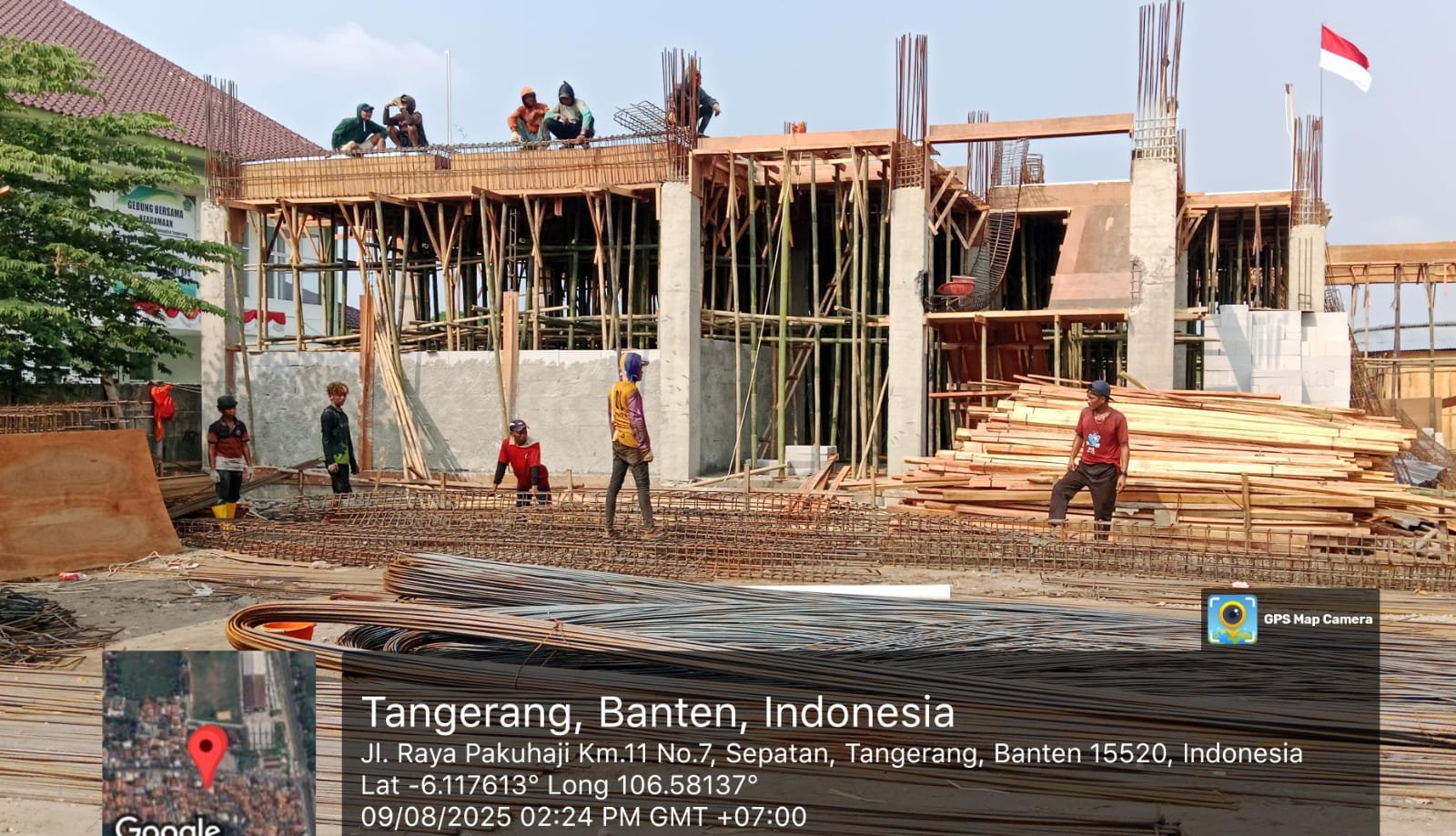 Pekerja CV Three Langgeng Abaikan K3 di Proyek Gedung Rp12,8 Miliar Sepatan