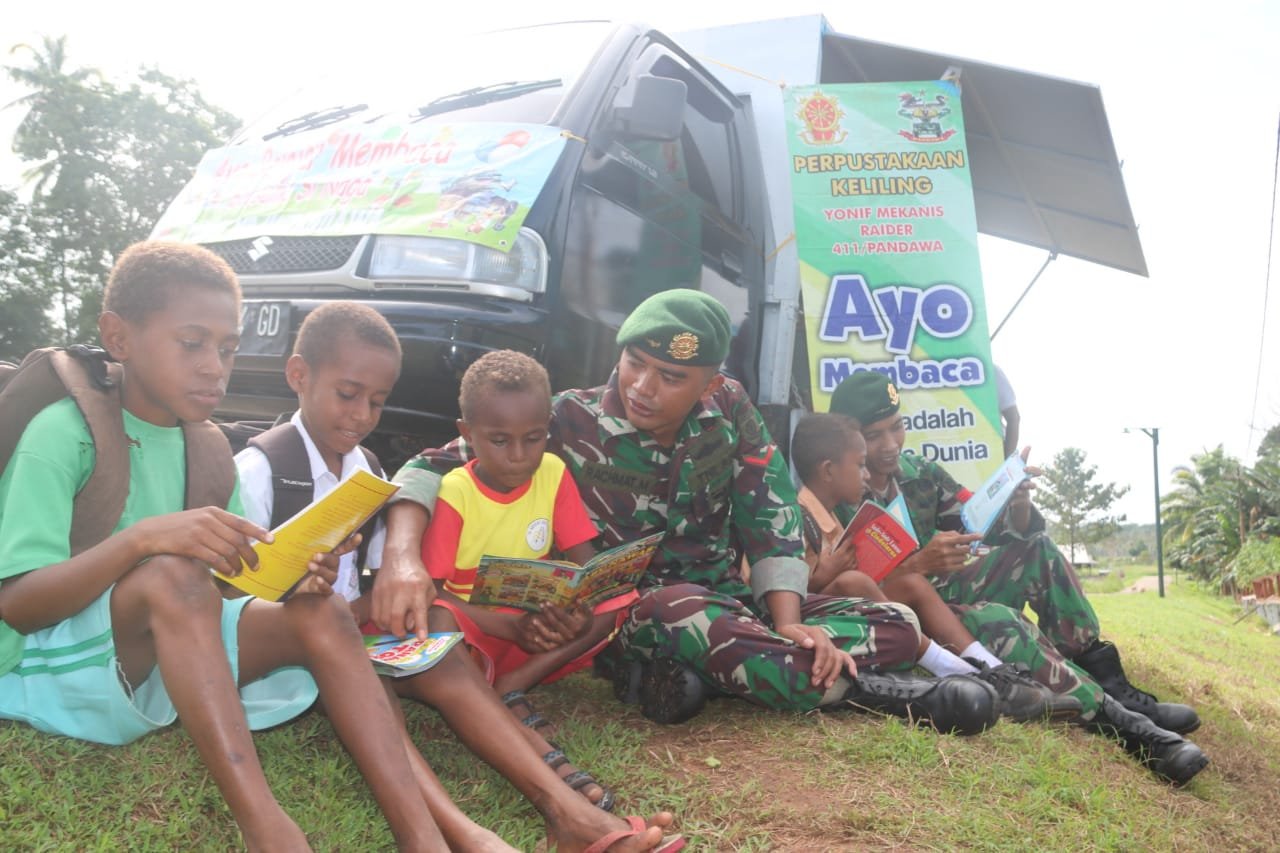 Perpustakaan Keliling TNI Budayakan Cinta Membaca di SD YPK Toray Merauke