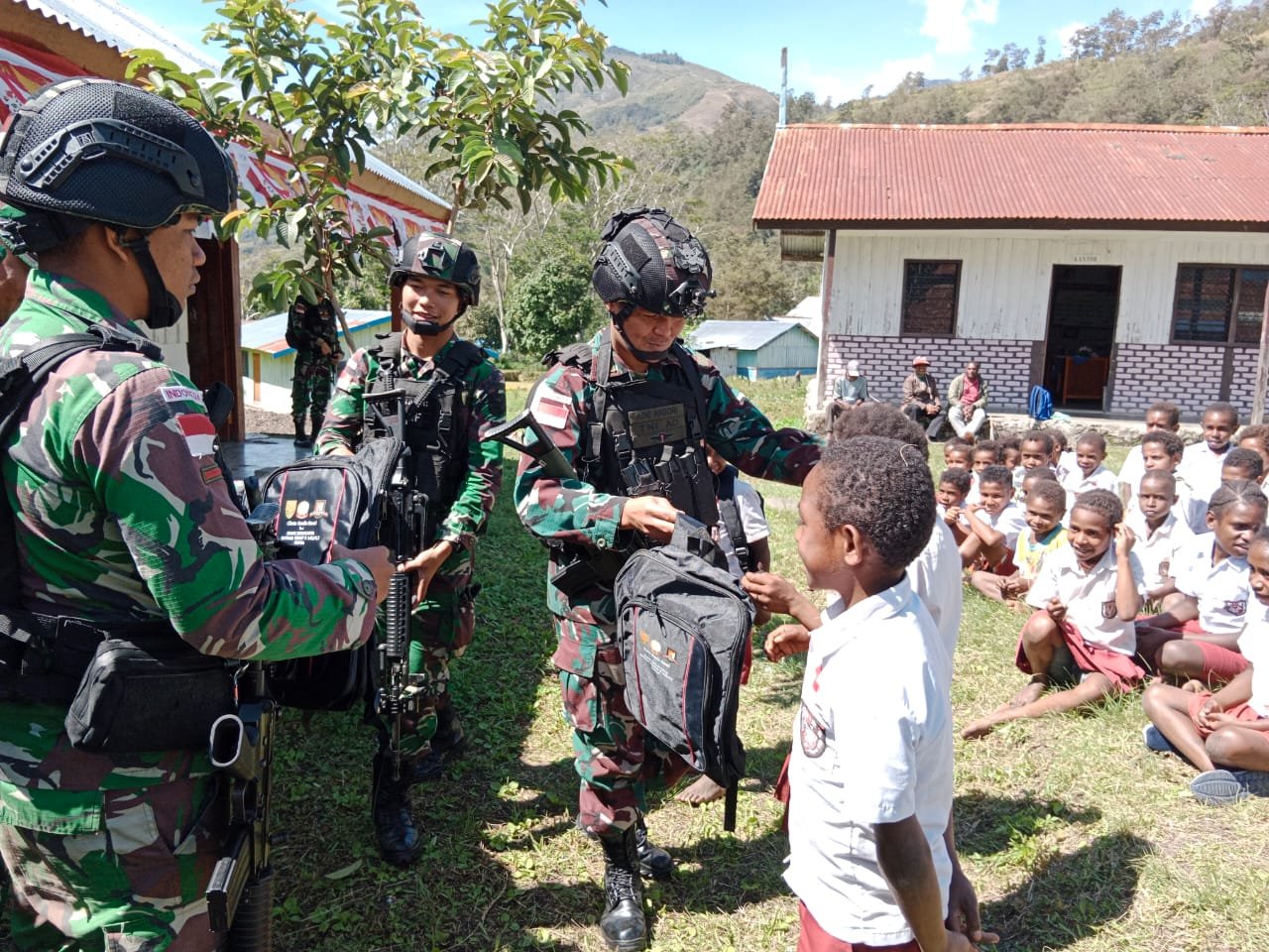 Sambutan Hangat Wadan Satgas Pamtas Yonif Raider 142/KJ di SD YPK Polimo