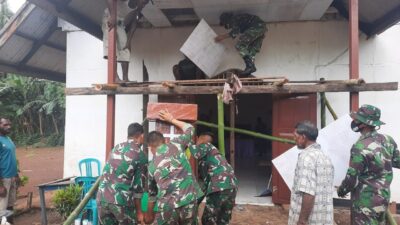 Jelang Natal, Satgas Yonif 125/Si’mbisa Bantu Percantik Gereja di Kampung Toray