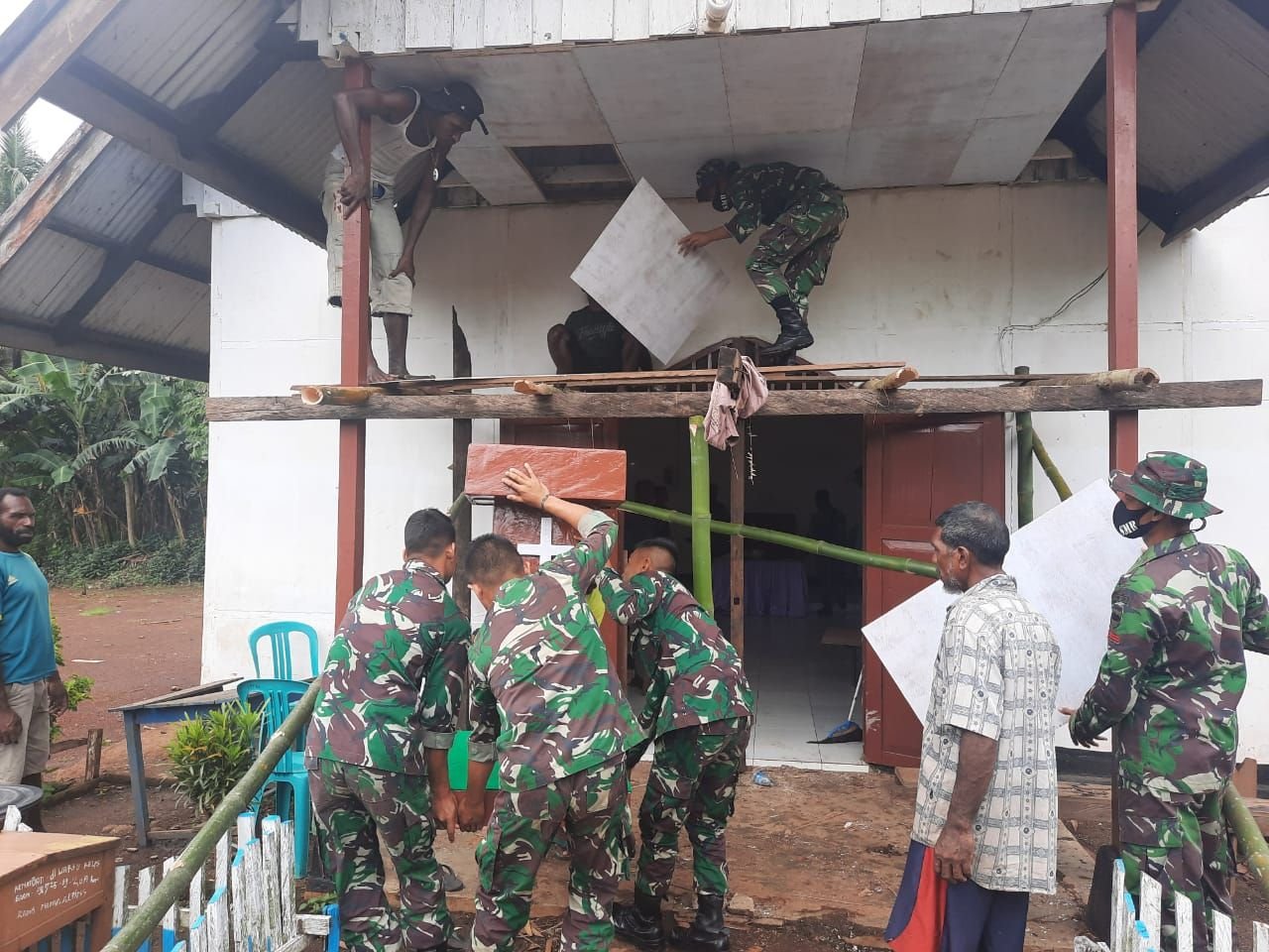 Jelang Natal, Satgas Yonif 125/Si’mbisa Bantu Percantik Gereja di Kampung Toray