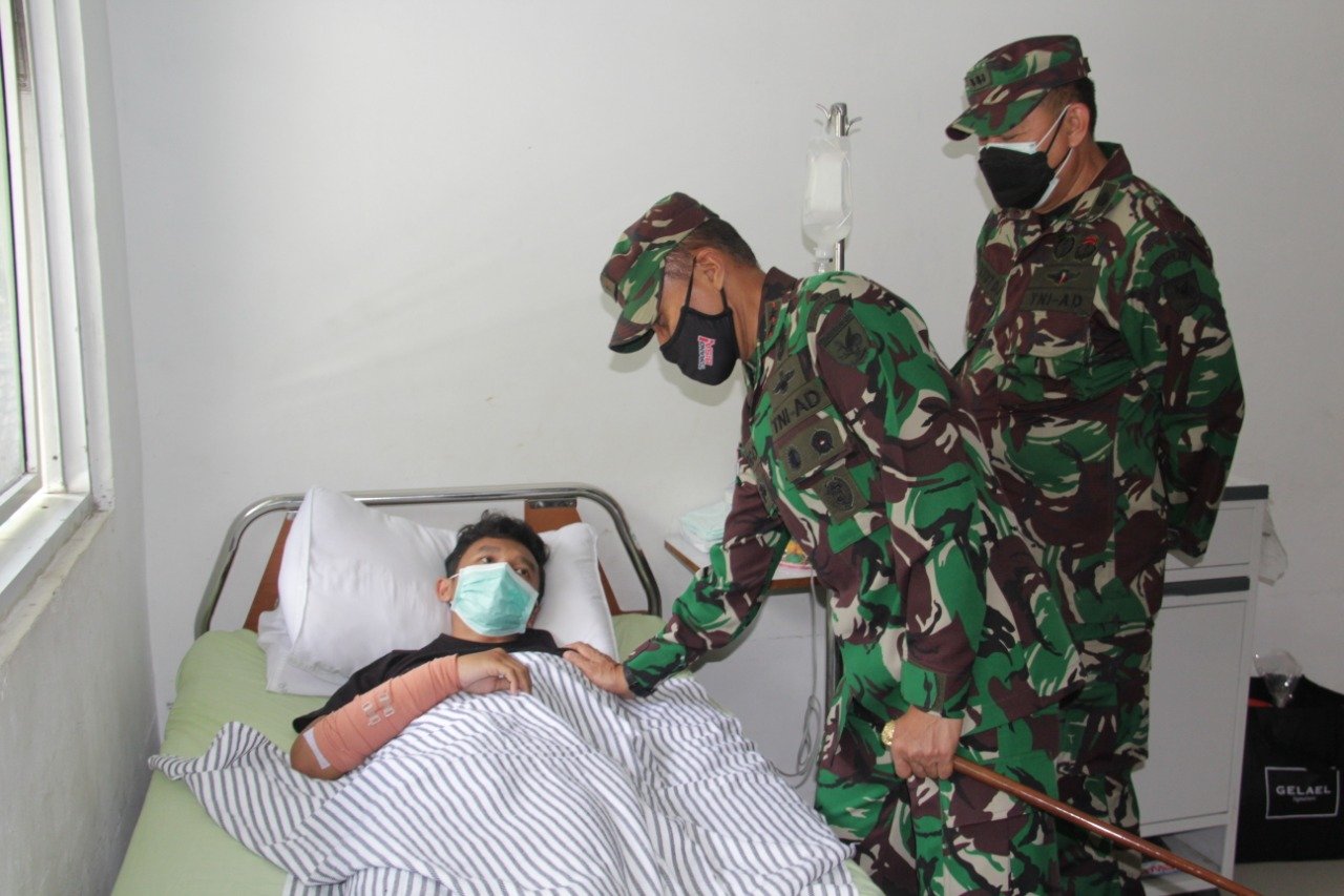 Pangdam XVII Cenderawasih Kunjungi Nakes di RS Marthen Indey sebagai Bentuk Kepedulian