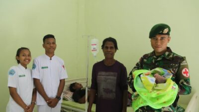 TNI Yonif 411 Kostrad Bantu Persalinan Warga Erambu Papua