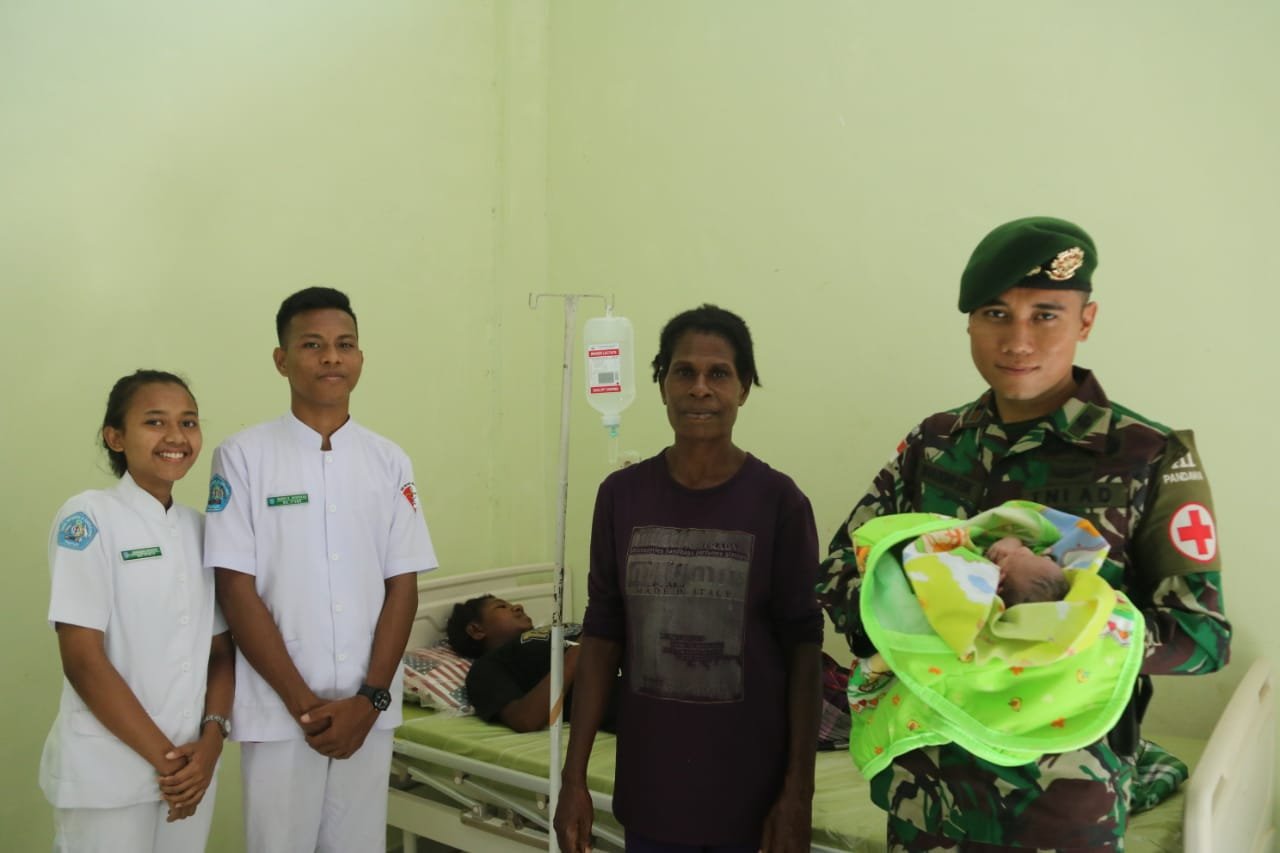 TNI Yonif 411 Kostrad Bantu Persalinan Warga Erambu Papua