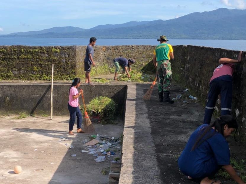 Satgas Yonarmed 1 Kostrad Bersihkan Benteng Hoorn untuk Lestarikan Cagar Budaya