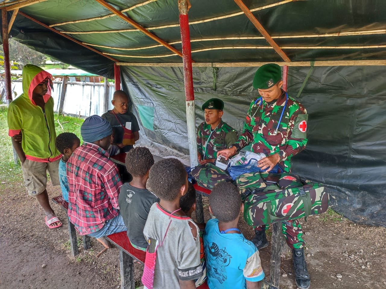 Pos Makki Yonif Mekanis 203/AK Gelar Pengobatan Gratis untuk Warga Sekitar