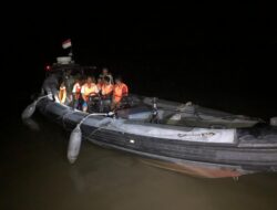 TNI AL Evakuasi Korban Kapal Terbakar di Perairan Asahan