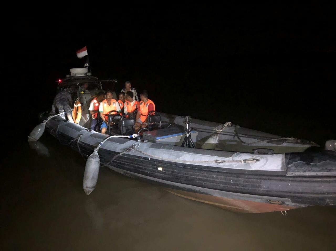 TNI AL Evakuasi Korban Kapal Terbakar di Perairan Asahan