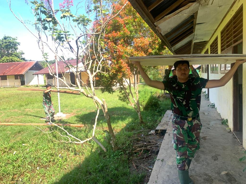 Kondisi Sekolah di Tapal Batas RI-PNG Memprihatinkan, Satgas Yonif 143/TWEJ Langsung Renovasi