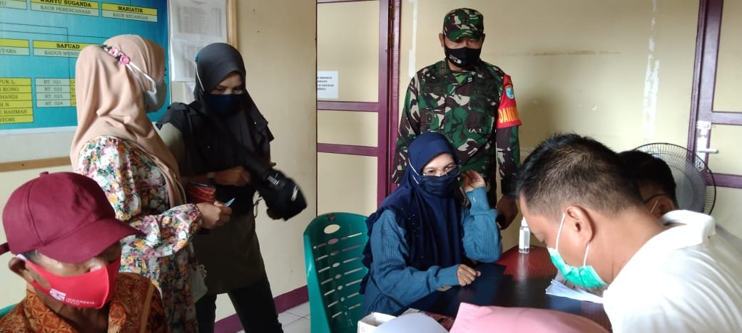 Danramil 07/Teluk Keramat Pantau Vaksinasi Purnawirawan dan Ibu Persit