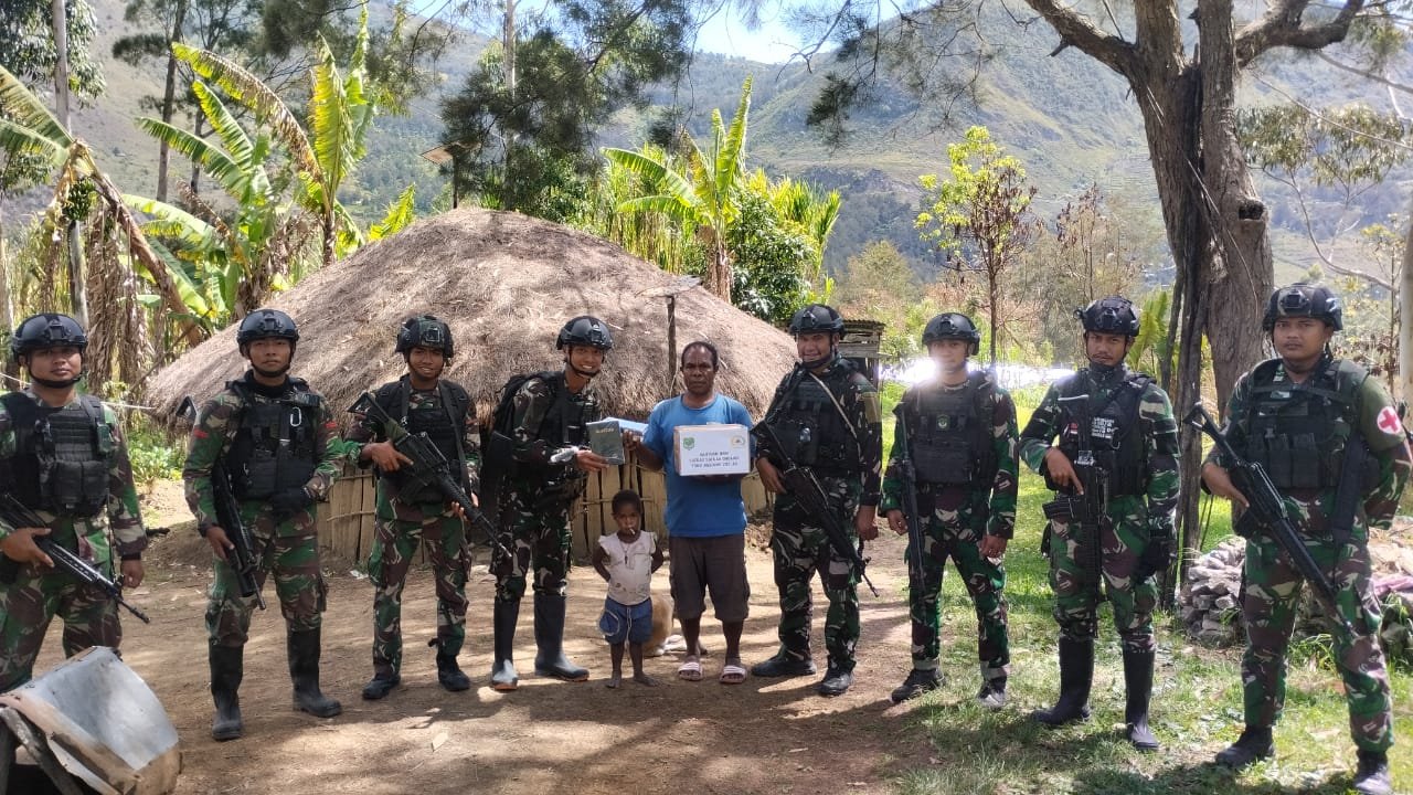 Satgas Yonif Mekanis 203/AK Door to Door Dengarkan Keluhan Warga Desa Umbanume