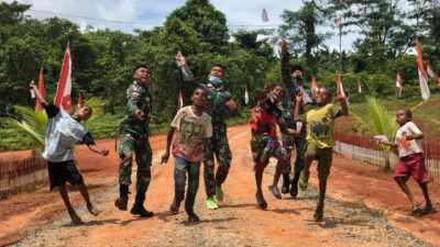 Yonif Mekanis 516 CY Ajarkan Seni Origami untuk Anak di Perbatasan Papua