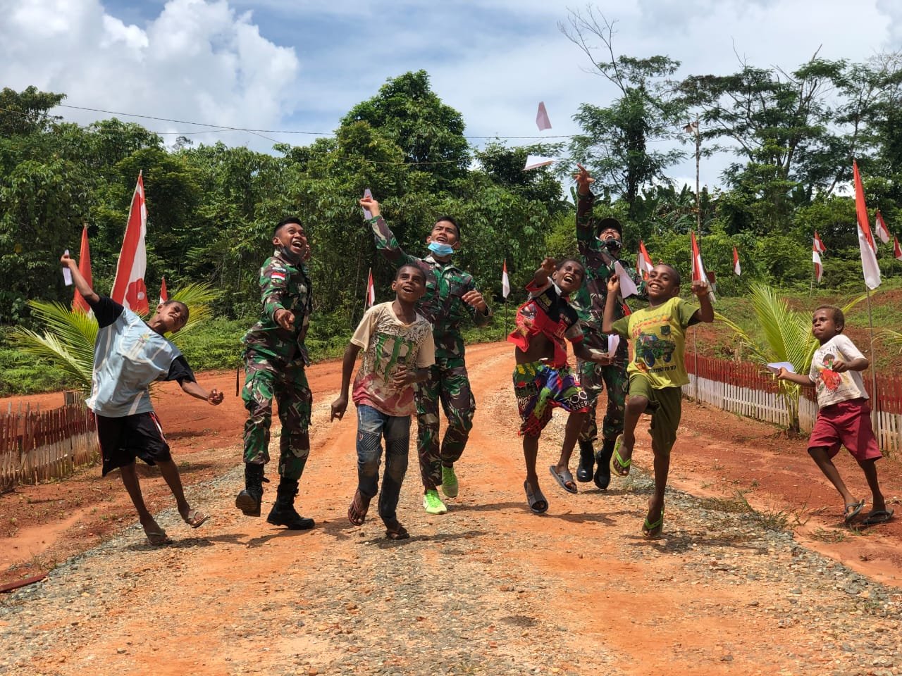 Yonif Mekanis 516 CY Ajarkan Seni Origami untuk Anak di Perbatasan Papua