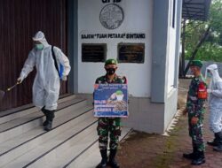 Batalyon Infanteri 642/Kapuas Semprot Desinfektan untuk Kenyamanan Ibadah