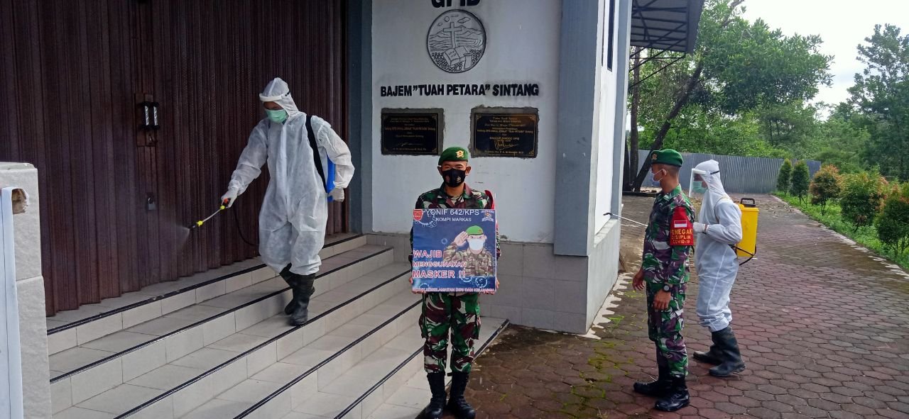 Batalyon Infanteri 642/Kapuas Semprot Desinfektan untuk Kenyamanan Ibadah