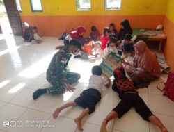 Satgas Pamtas Yonif 642/Kapuas Bantu Guru Perbatasan Ajar Siswa